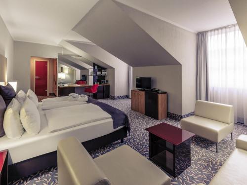 Habitación Privilege con cama extragrande del hotel Mercure Wiesbaden City. Foto 4