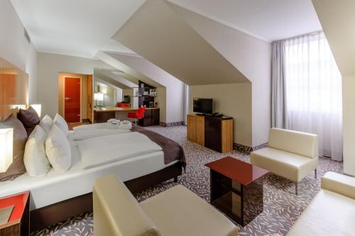 Habitación Privilege con cama extragrande del hotel Mercure Wiesbaden City. Foto 7