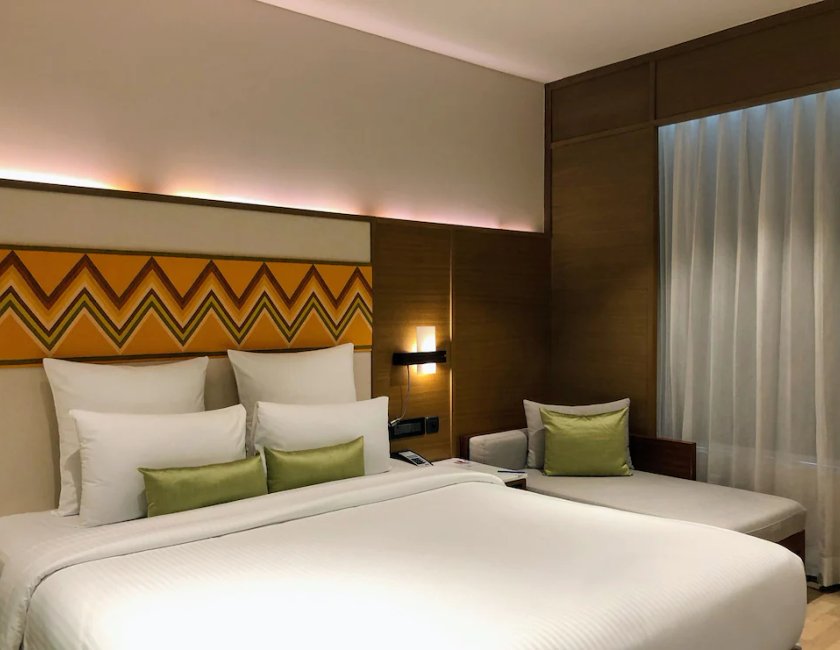Habitación doble 1 Cama king Business del hotel Novotel Guwahati Gs Road. Foto 1