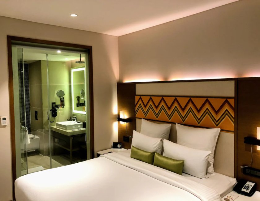 Habitación doble 1 Cama king Business del hotel Novotel Guwahati Gs Road. Foto 2