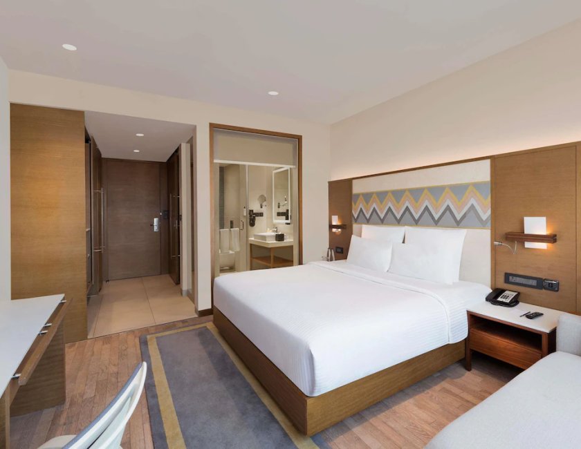 Habitación doble 1 Cama king Business del hotel Novotel Guwahati Gs Road. Foto 5
