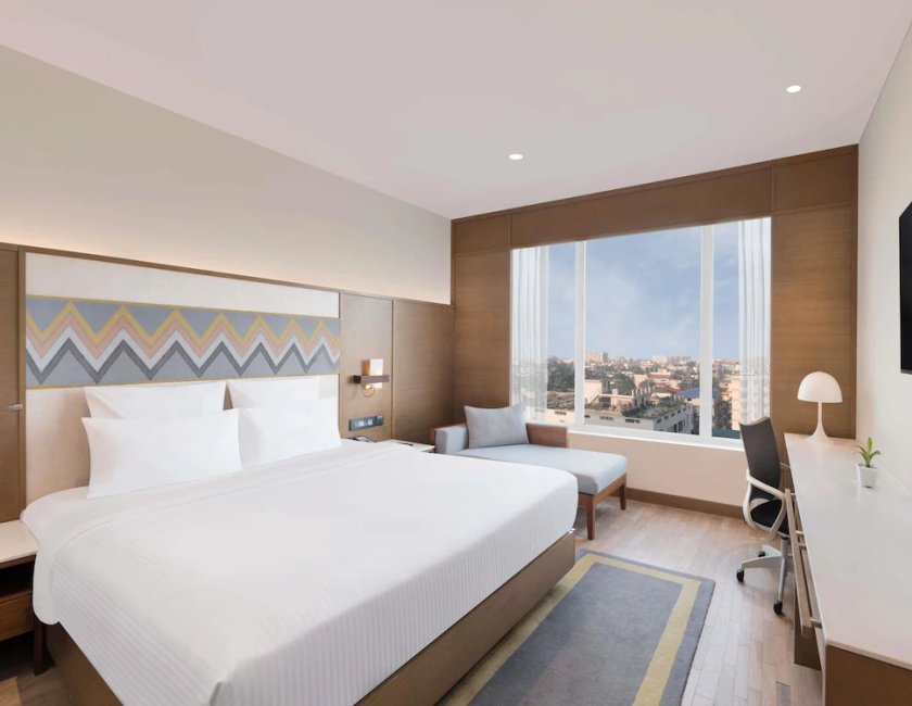 Habitación doble 1 Cama king Business del hotel Novotel Guwahati Gs Road. Foto 6