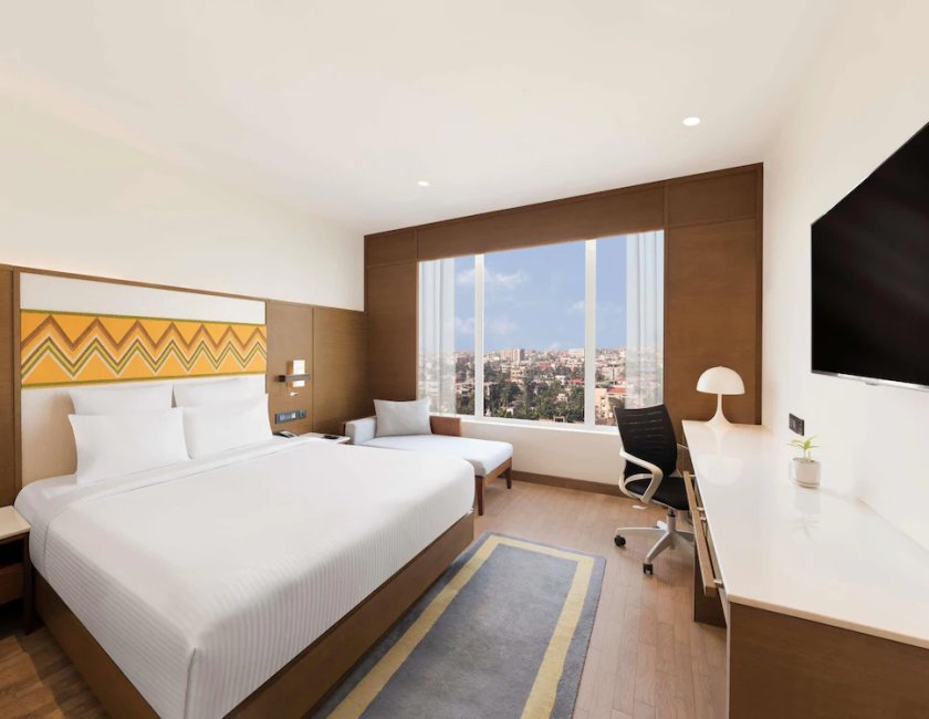 Habitación doble 1 Cama king Business del hotel Novotel Guwahati Gs Road. Foto 8