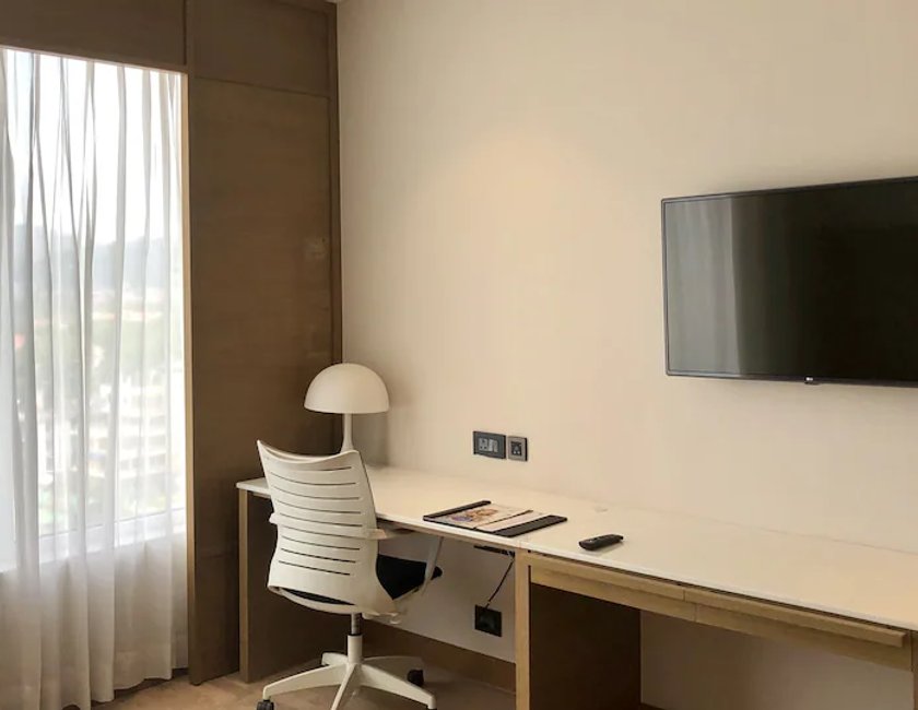 Habitación doble 1 Cama king Business del hotel Novotel Guwahati Gs Road. Foto 9
