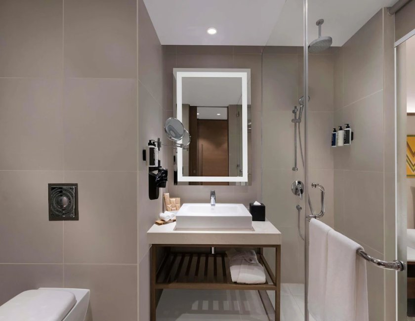Habitación doble 1 Cama king Business del hotel Novotel Guwahati Gs Road. Foto 11