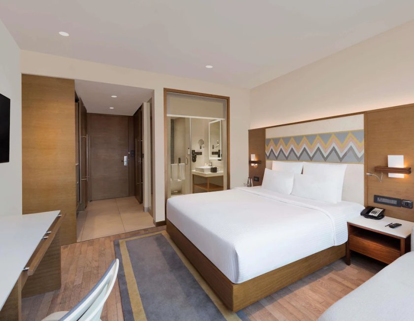 Habitación doble Superior 1 Cama king del hotel Novotel Guwahati Gs Road. Foto 8