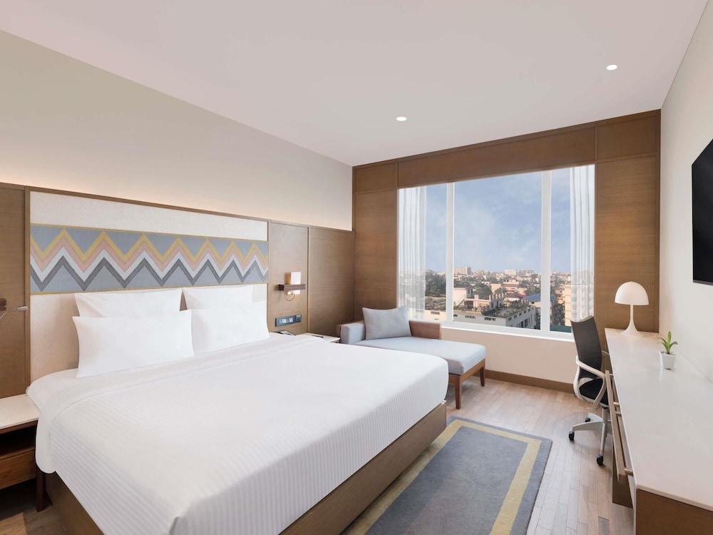 Habitación Superior con cama king size del hotel Novotel Guwahati Gs Road