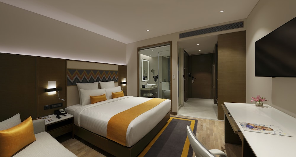 Habitación Superior con cama king size del hotel Novotel Guwahati Gs Road. Foto 1