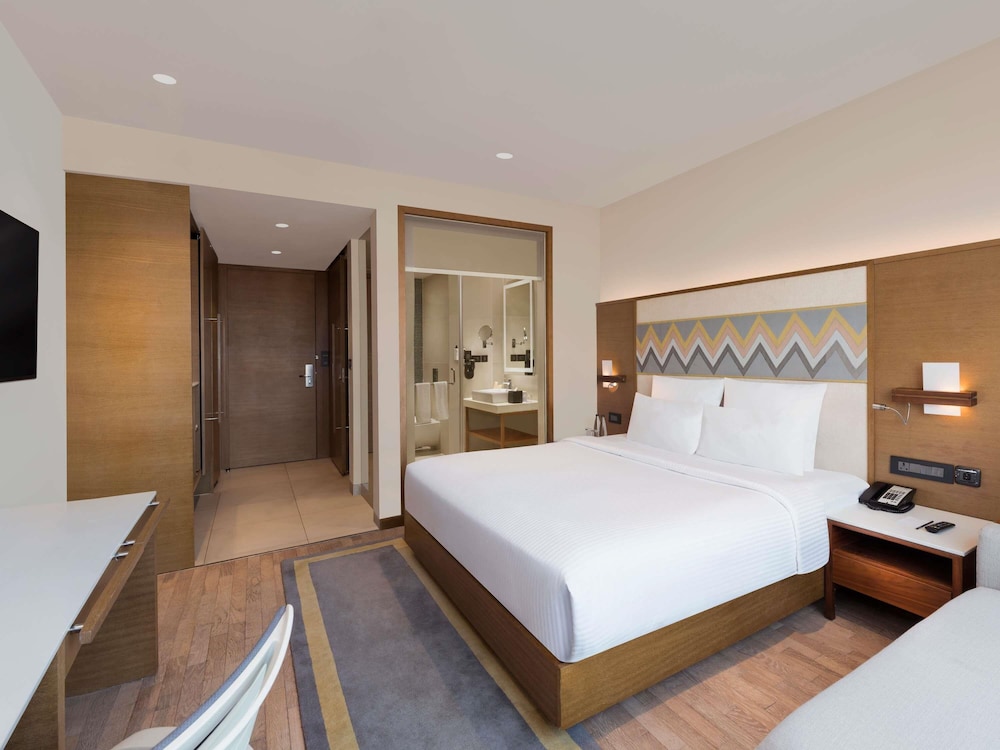 Habitación Superior con cama king size del hotel Novotel Guwahati Gs Road. Foto 8