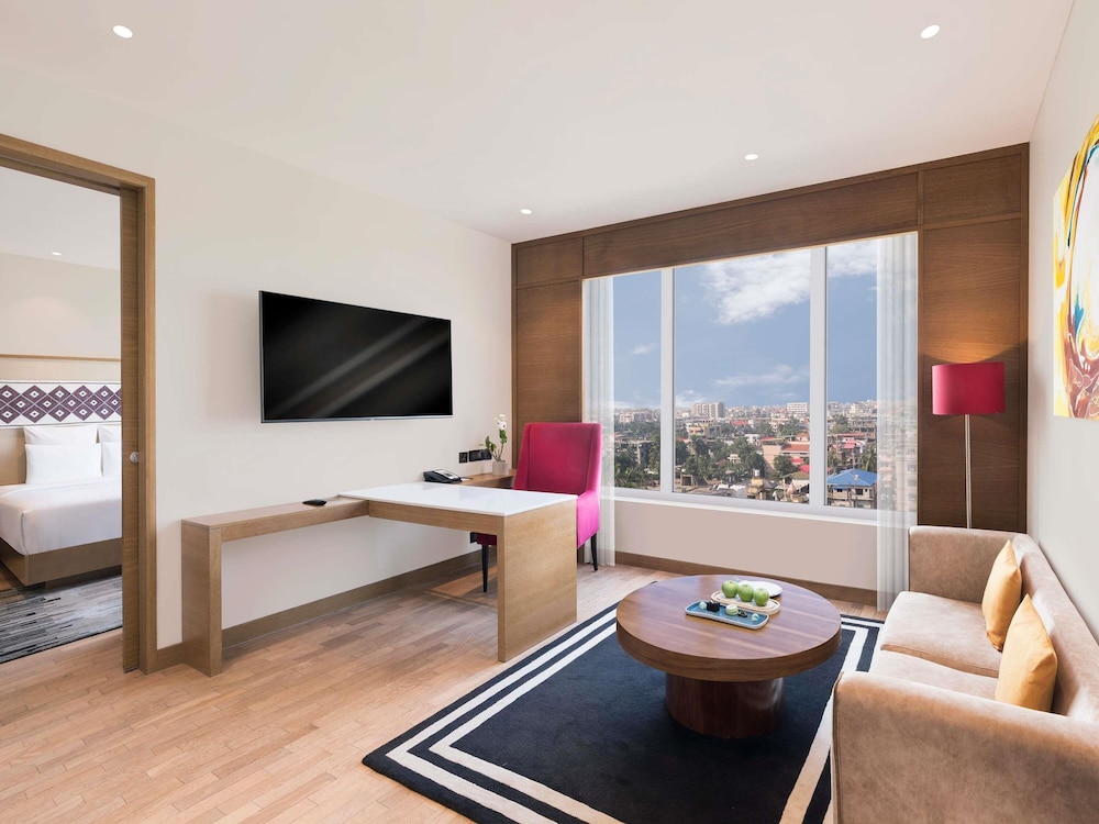 Suite Ejecutiva con Vistas a la ciudad y horas de cóctel gratuitas de 18:00 a 20:00 h del hotel Novotel Guwahati Gs Road. Foto 2