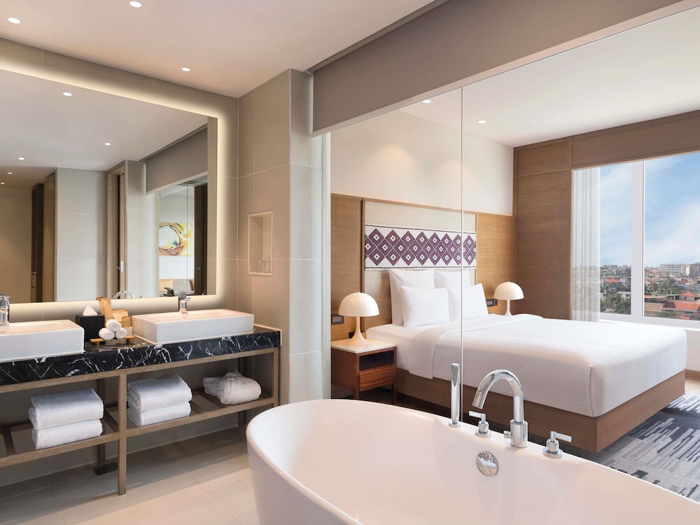 Suite Ejecutiva con Vistas a la ciudad y horas de cóctel gratuitas de 18:00 a 20:00 h del hotel Novotel Guwahati Gs Road. Foto 3