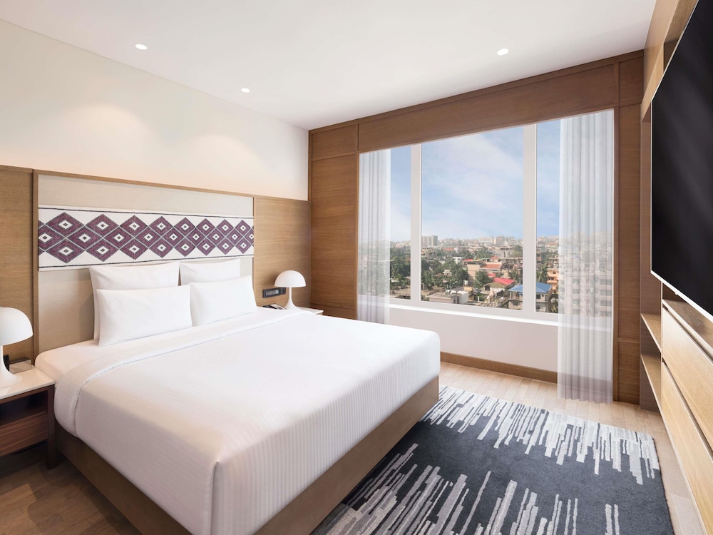 Suite Ejecutiva con Vistas a la ciudad y horas de cóctel gratuitas de 18:00 a 20:00 h del hotel Novotel Guwahati Gs Road. Foto 5