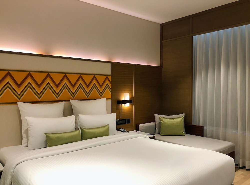Habitación Ejecutiva King con horas de cóctel gratuitas de 18:00 a 20:00 h del hotel Novotel Guwahati Gs Road. Foto 1