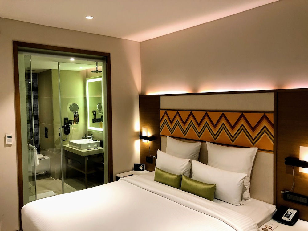 Habitación Ejecutiva King con horas de cóctel gratuitas de 18:00 a 20:00 h del hotel Novotel Guwahati Gs Road. Foto 2
