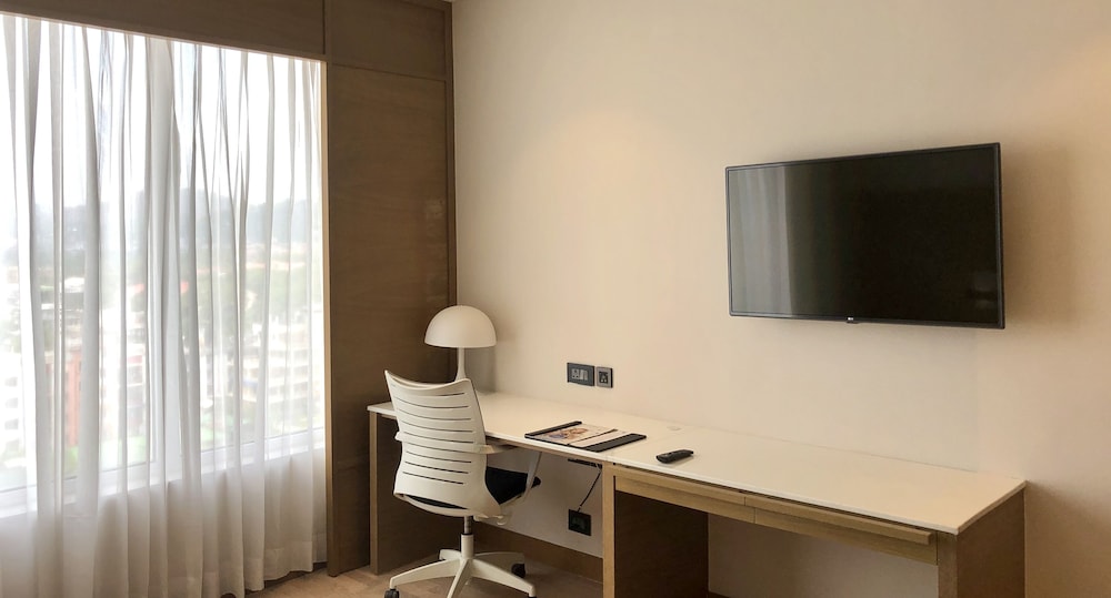 Habitación Ejecutiva King con horas de cóctel gratuitas de 18:00 a 20:00 h del hotel Novotel Guwahati Gs Road. Foto 9
