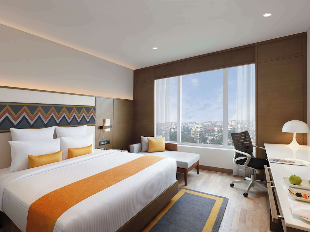 Habitación Superior con 1 cama King, vistas a la ciudad del hotel Novotel Guwahati Gs Road. Foto 1