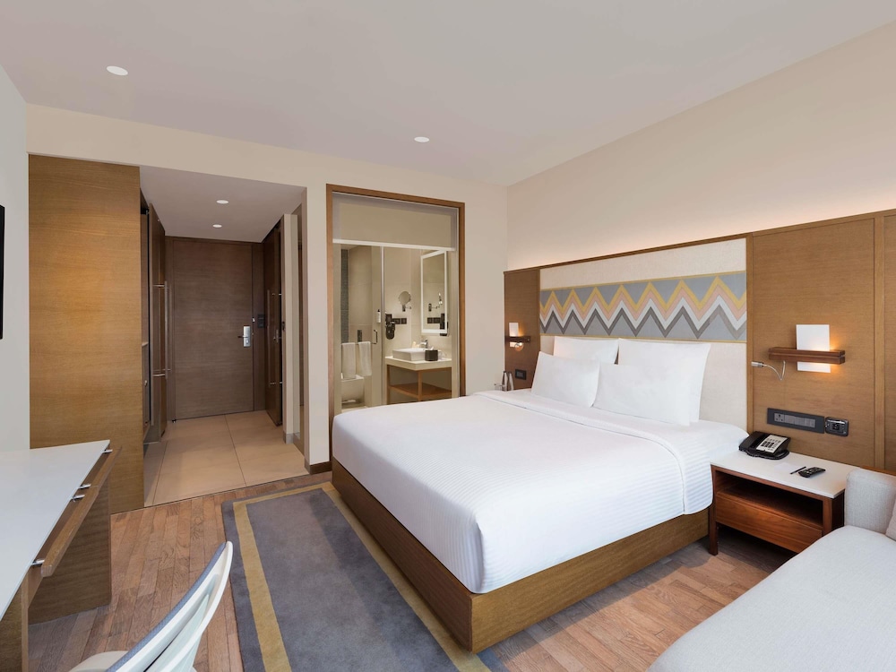 Habitación Superior con 1 cama King, vistas a la ciudad del hotel Novotel Guwahati Gs Road. Foto 3
