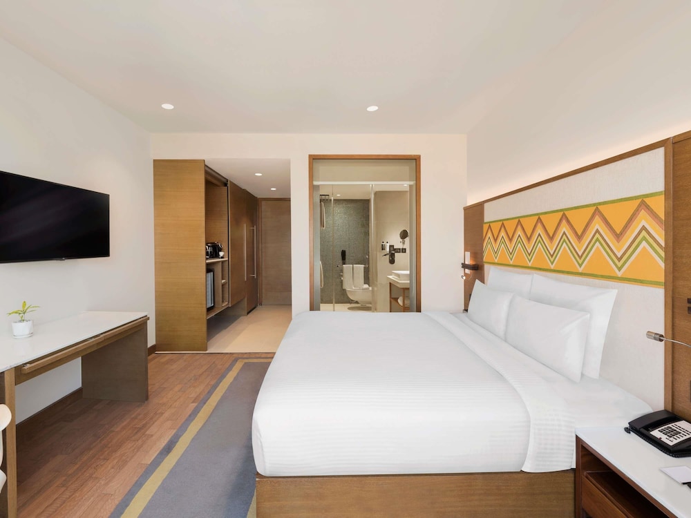 Habitación Superior con 1 cama King, vistas a la ciudad del hotel Novotel Guwahati Gs Road. Foto 4