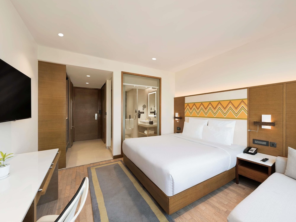 Habitación Superior con 1 cama King, vistas a la ciudad del hotel Novotel Guwahati Gs Road. Foto 5