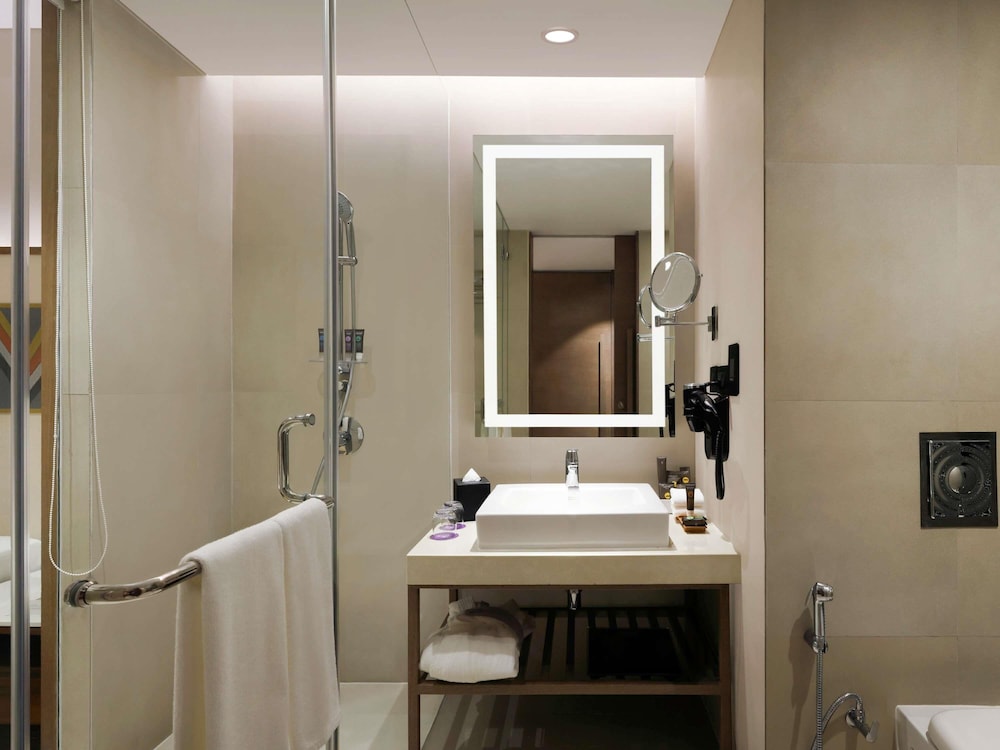 Habitación superior con 2 camas individuales, vistas a la ciudad del hotel Novotel Guwahati Gs Road. Foto 2