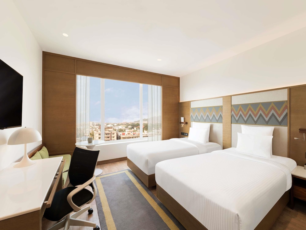 Habitación superior con 2 camas individuales, vistas a la ciudad del hotel Novotel Guwahati Gs Road. Foto 3