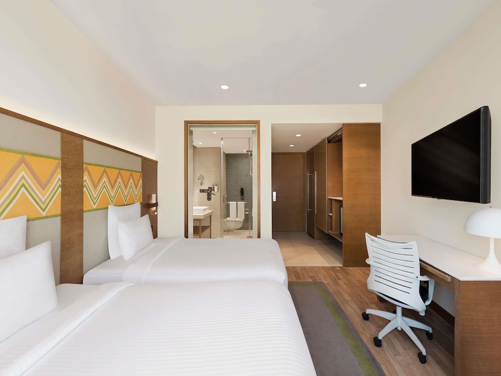 Habitación superior con 2 camas individuales, vistas a la ciudad del hotel Novotel Guwahati Gs Road. Foto 5