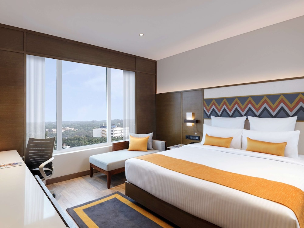 Habitación Ejecutiva King con Vistas a la ciudad HORAS DE CÓCTEL GRATUITAS 18:00 - 20:00 HRS del hotel Novotel Guwahati Gs Road. Foto 1