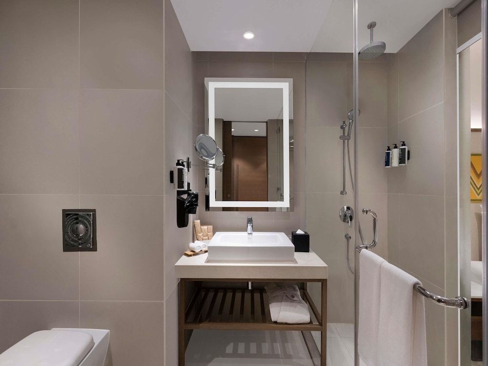 Habitación Ejecutiva King con Vistas a la ciudad HORAS DE CÓCTEL GRATUITAS 18:00 - 20:00 HRS del hotel Novotel Guwahati Gs Road. Foto 7