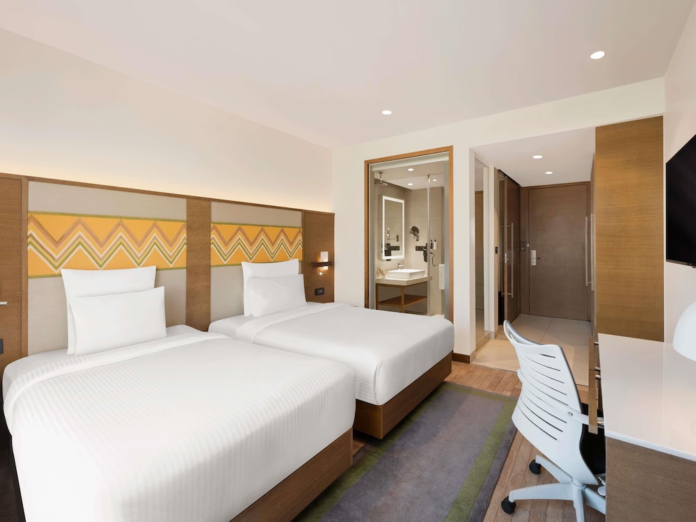 Habitación Ejecutiva 2 Camas Individuales Vistas a la ciudad HORAS DE CÓCTEL GRATUITAS 18:00 - 20:00 HRS del hotel Novotel Guwahati Gs Road. Foto 3