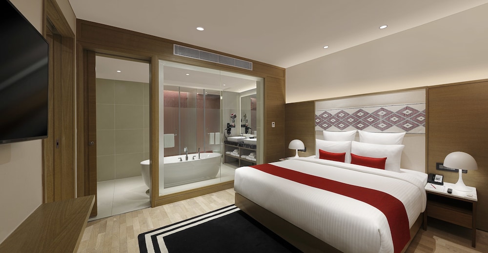 Suite Superior con horas de cóctel gratuitas de 18:00 a 20:00 h del hotel Novotel Guwahati Gs Road. Foto 1