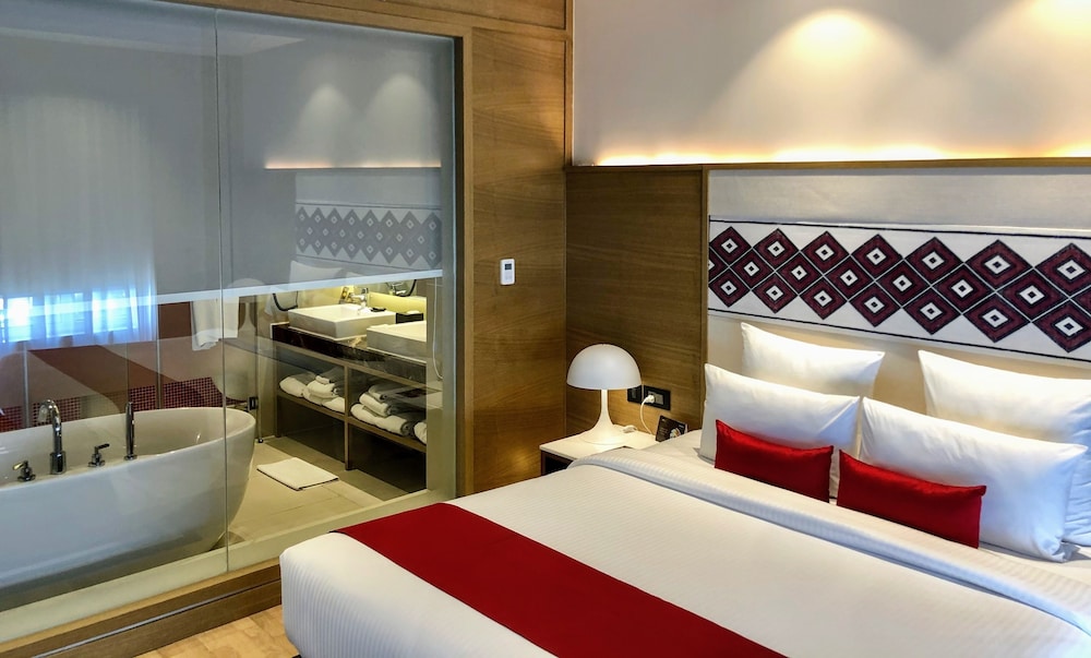 Suite Superior con horas de cóctel gratuitas de 18:00 a 20:00 h del hotel Novotel Guwahati Gs Road. Foto 2