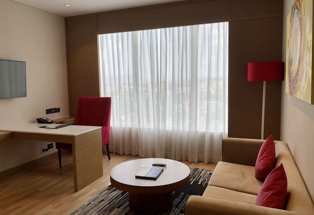 Suite Superior con horas de cóctel gratuitas de 18:00 a 20:00 h del hotel Novotel Guwahati Gs Road. Foto 3