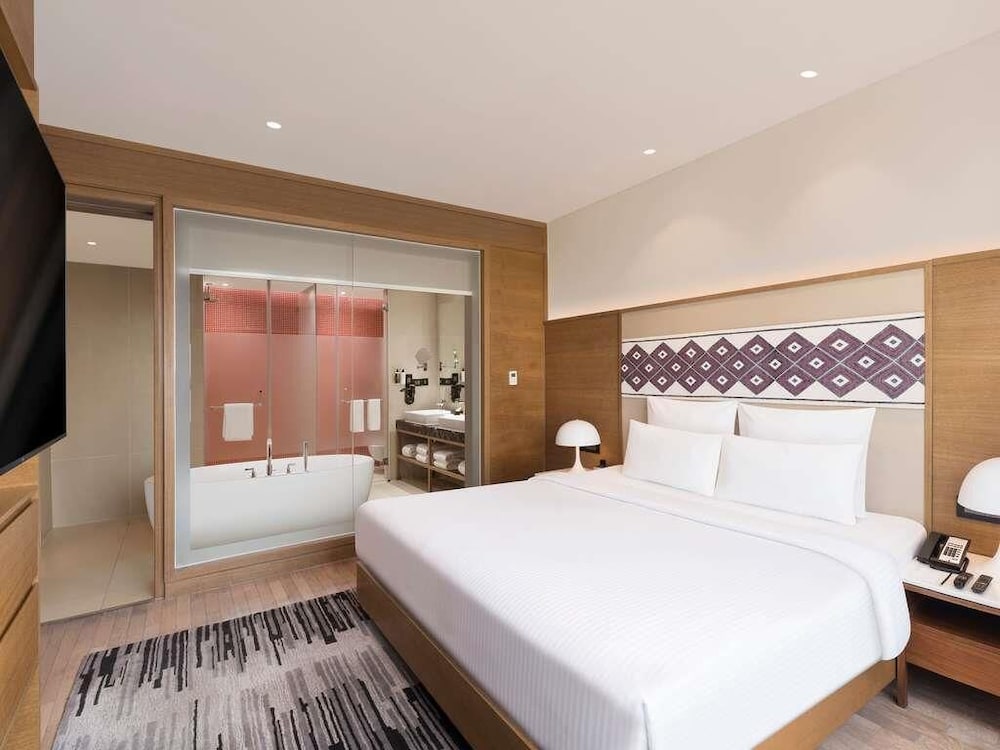 Suite Superior con horas de cóctel gratuitas de 18:00 a 20:00 h del hotel Novotel Guwahati Gs Road. Foto 4