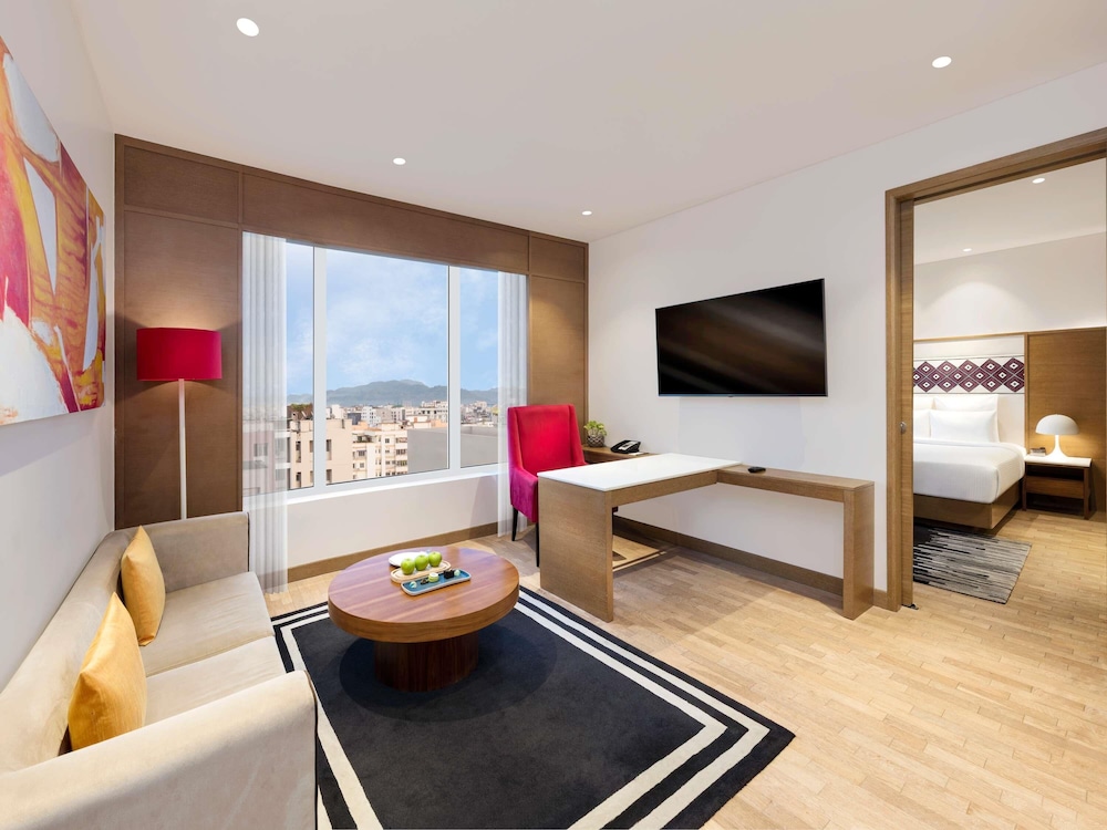 Suite Superior con horas de cóctel gratuitas de 18:00 a 20:00 h del hotel Novotel Guwahati Gs Road. Foto 7