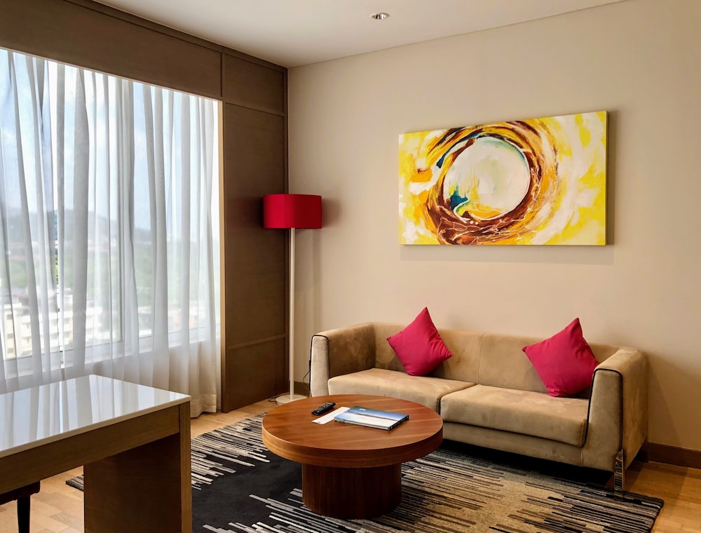 Suite Superior con horas de cóctel gratuitas de 18:00 a 20:00 h del hotel Novotel Guwahati Gs Road. Foto 9