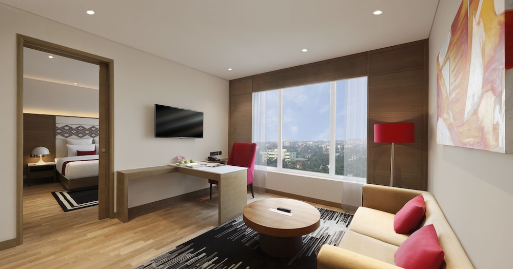 Suite Superior con horas de cóctel gratuitas de 18:00 a 20:00 h del hotel Novotel Guwahati Gs Road. Foto 10