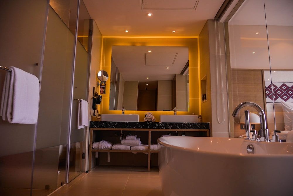 Suite Superior con horas de cóctel gratuitas de 18:00 a 20:00 h del hotel Novotel Guwahati Gs Road. Foto 11