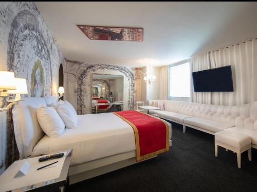 Emblemática Alexandria con cama extragrande del hotel Sahara Las Vegas. Foto 1
