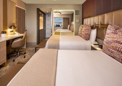 Habitación de estilo Marra con vistas a la montaña - 1 cama grande del hotel Sahara Las Vegas. Foto 2