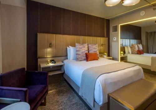 Habitación de estilo Marra con vistas a la montaña - 1 cama extragrande del hotel Sahara Las Vegas. Foto 1