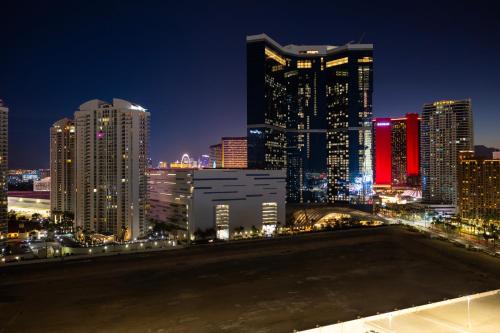 Habitación Marra Style con cama extragrande y vistas a la ciudad del hotel Sahara Las Vegas