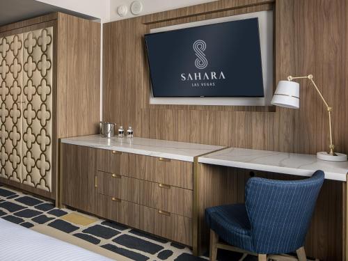 Blanca con cama extragrande del hotel Sahara Las Vegas. Foto 1