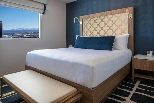 Blanca con cama extragrande del hotel Sahara Las Vegas. Foto 5