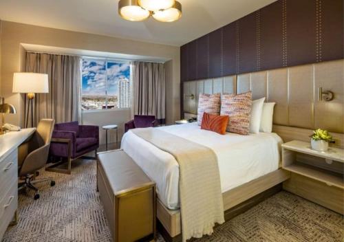 Habitación Estilo Marra con cama extragrande del hotel Sahara Las Vegas