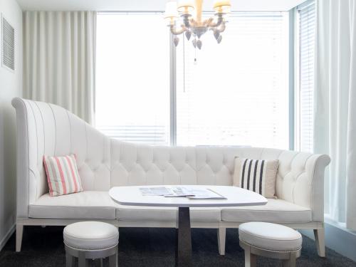 Suite Alexandria con cama extragrande del hotel Sahara Las Vegas