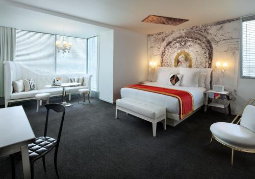 Suite Alexandria con cama extragrande del hotel Sahara Las Vegas. Foto 3