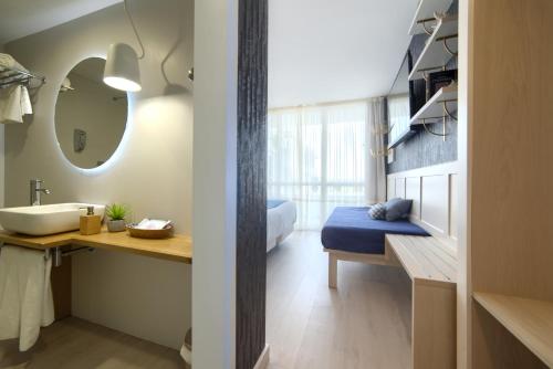Habitación Doble Deluxe con terraza del hotel Luze El Villa. Foto 1