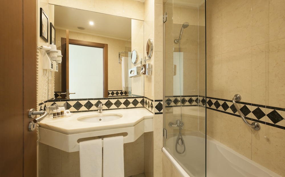 Habitación con 2 camas individuales del hotel Turim Europa. Foto 9