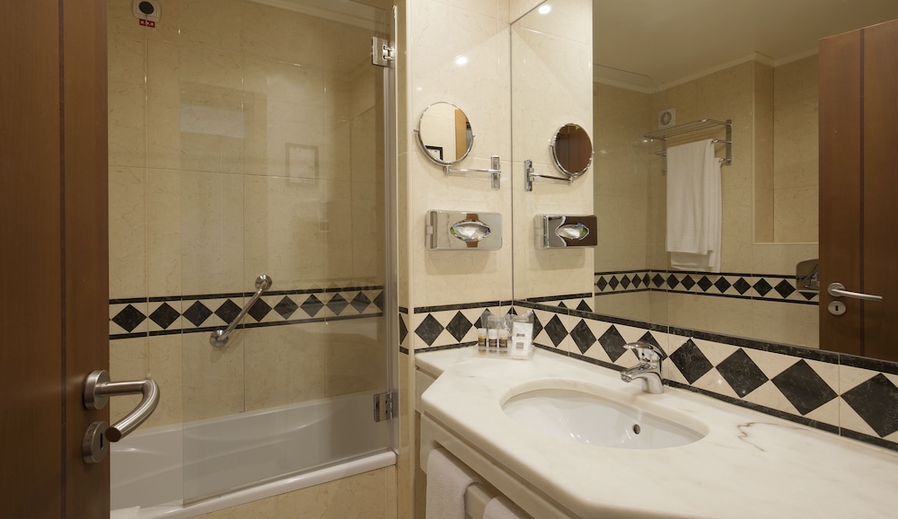Habitación con 2 camas individuales del hotel Turim Europa. Foto 11