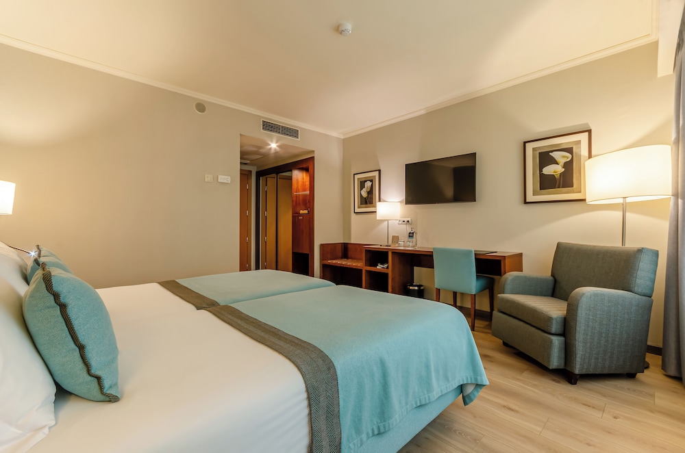 Habitación ejecutiva con 2 camas individuales del hotel Turim Europa. Foto 1
